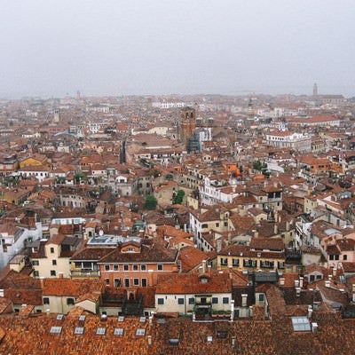 赤茶色に染まる屋根とベネチアの建物（イタリア）の写真