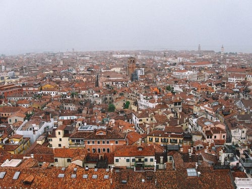 赤茶色に染まる屋根とベネチアの建物（イタリア）の写真