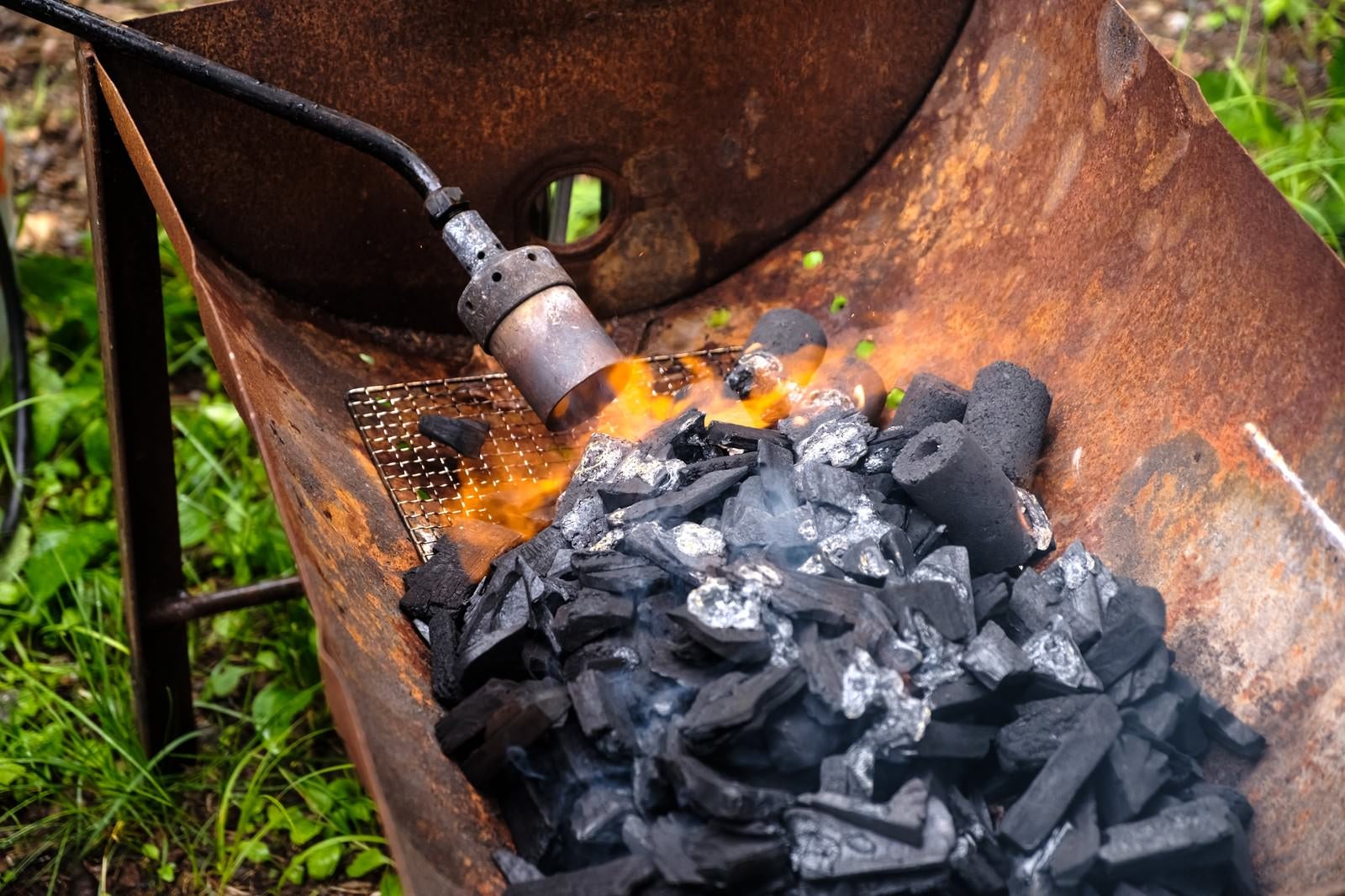 「トーチバーナーで炭に火をおこす」の写真