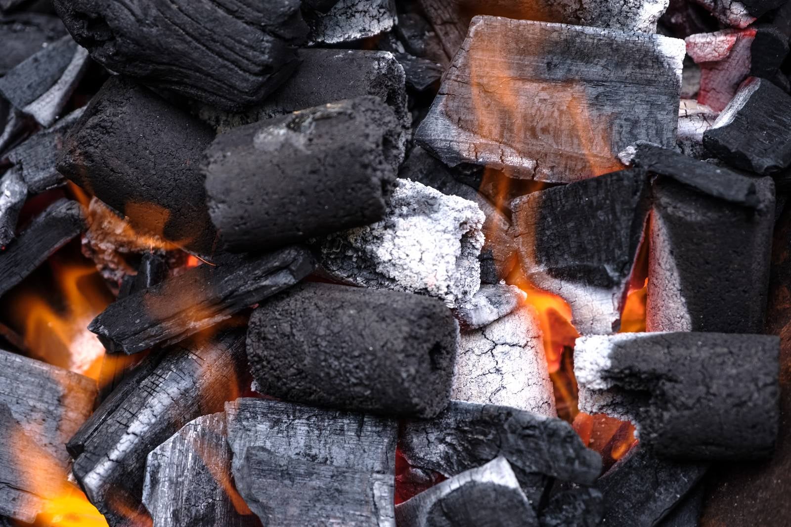 「加熱中のBBQ用の炭」の写真