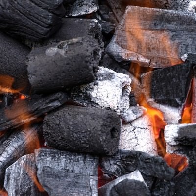 加熱中のBBQ用の炭の写真