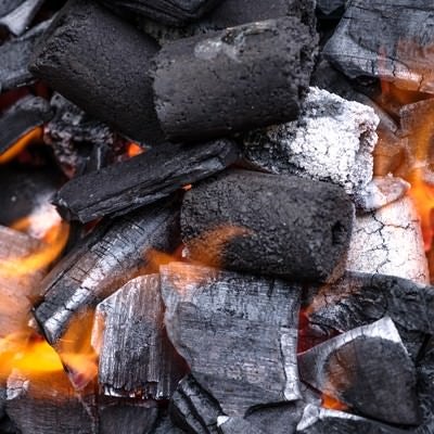 木炭と炎の写真