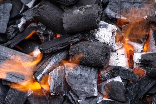 木炭と炎の写真