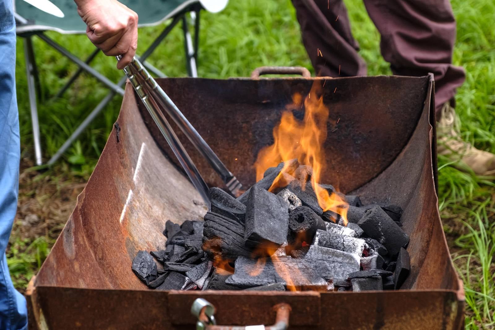 「木炭に火をおこす」の写真