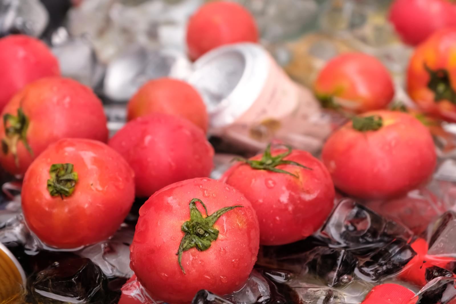 「氷で冷えたトマト」の写真