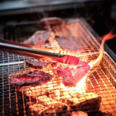 焼肉中、肉の脂で炎が大きくなるの写真
