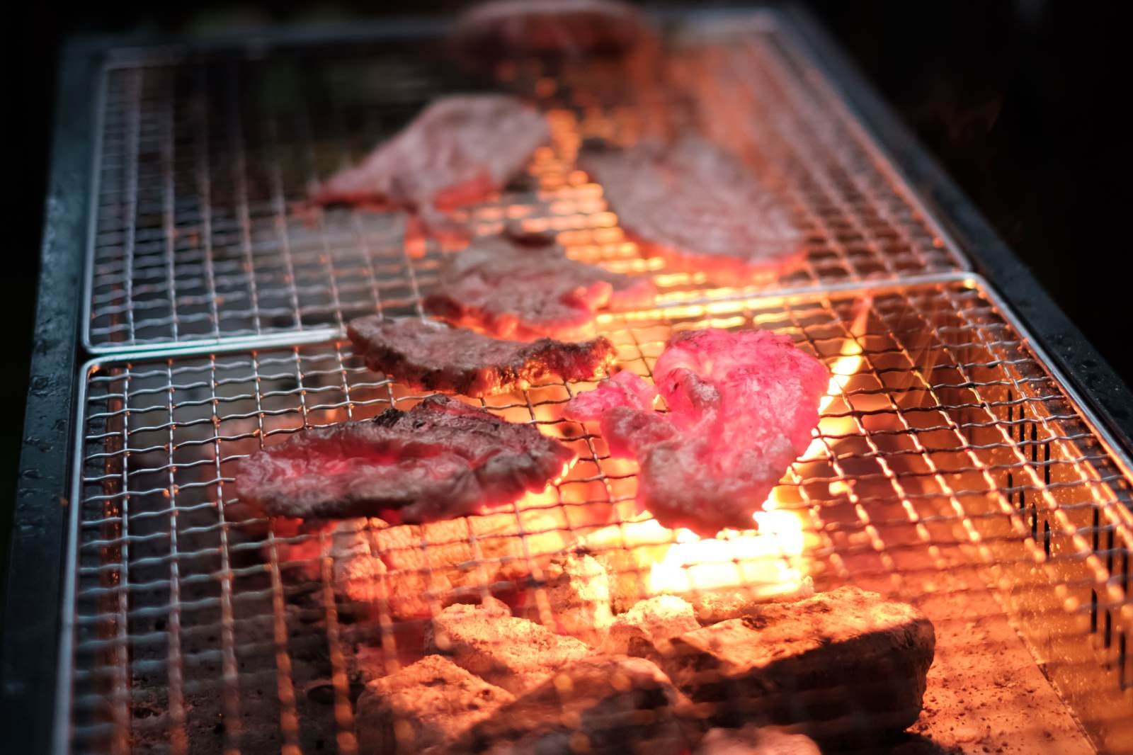 「炭火で網焼きした肉」の写真
