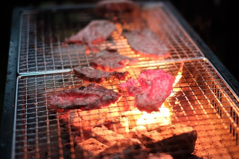 炭火で網焼きした肉の写真
