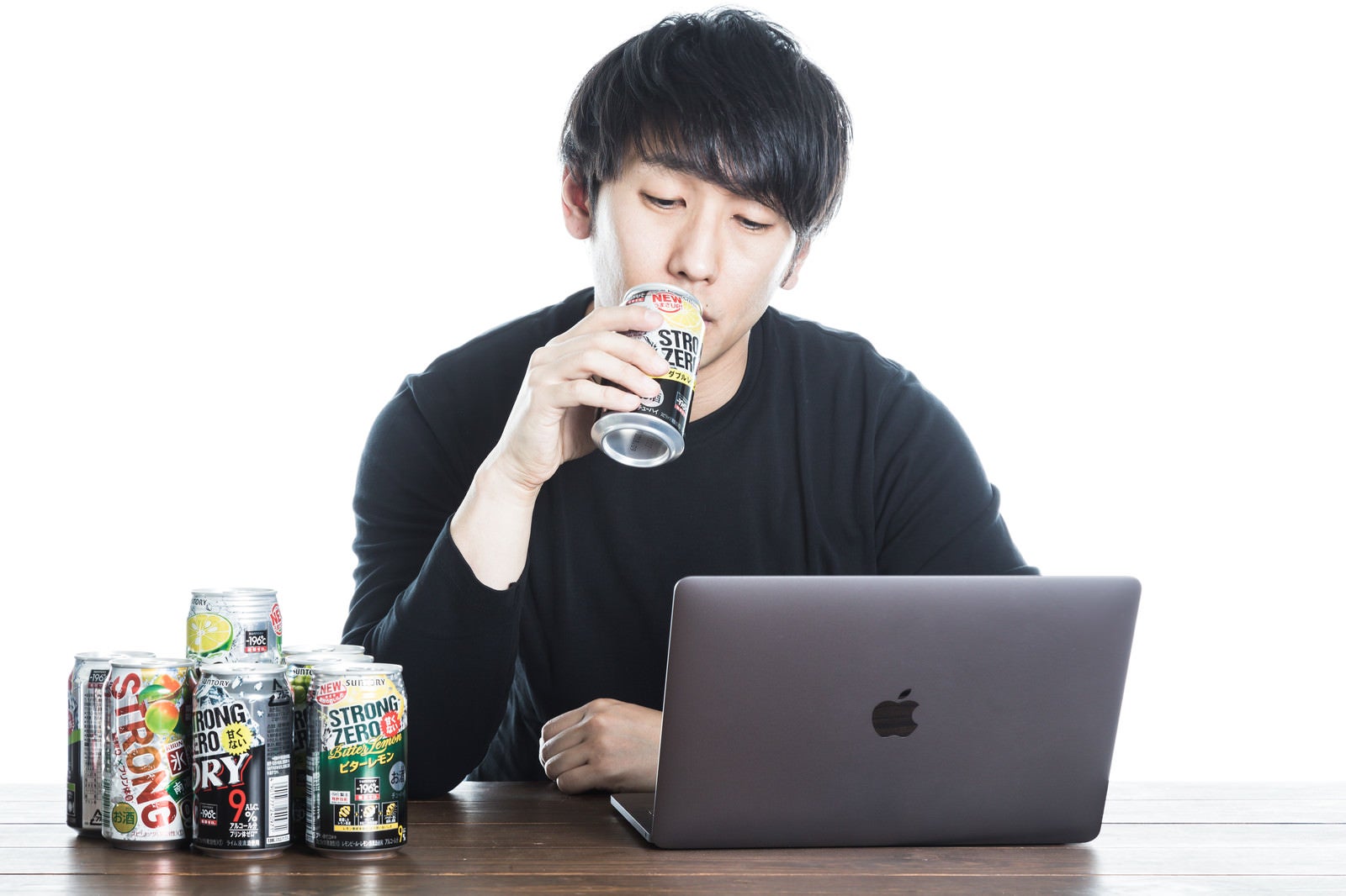 「缶チューハイを飲みながら匿名ダイアリーに書き込むネラー」の写真［モデル：大川竜弥］