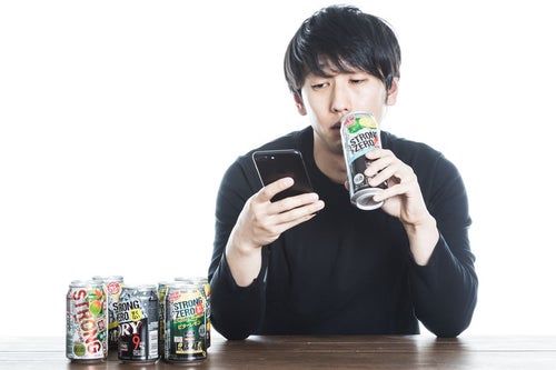 缶チューハイを飲みながら廃課金するソシャゲユーザーの写真