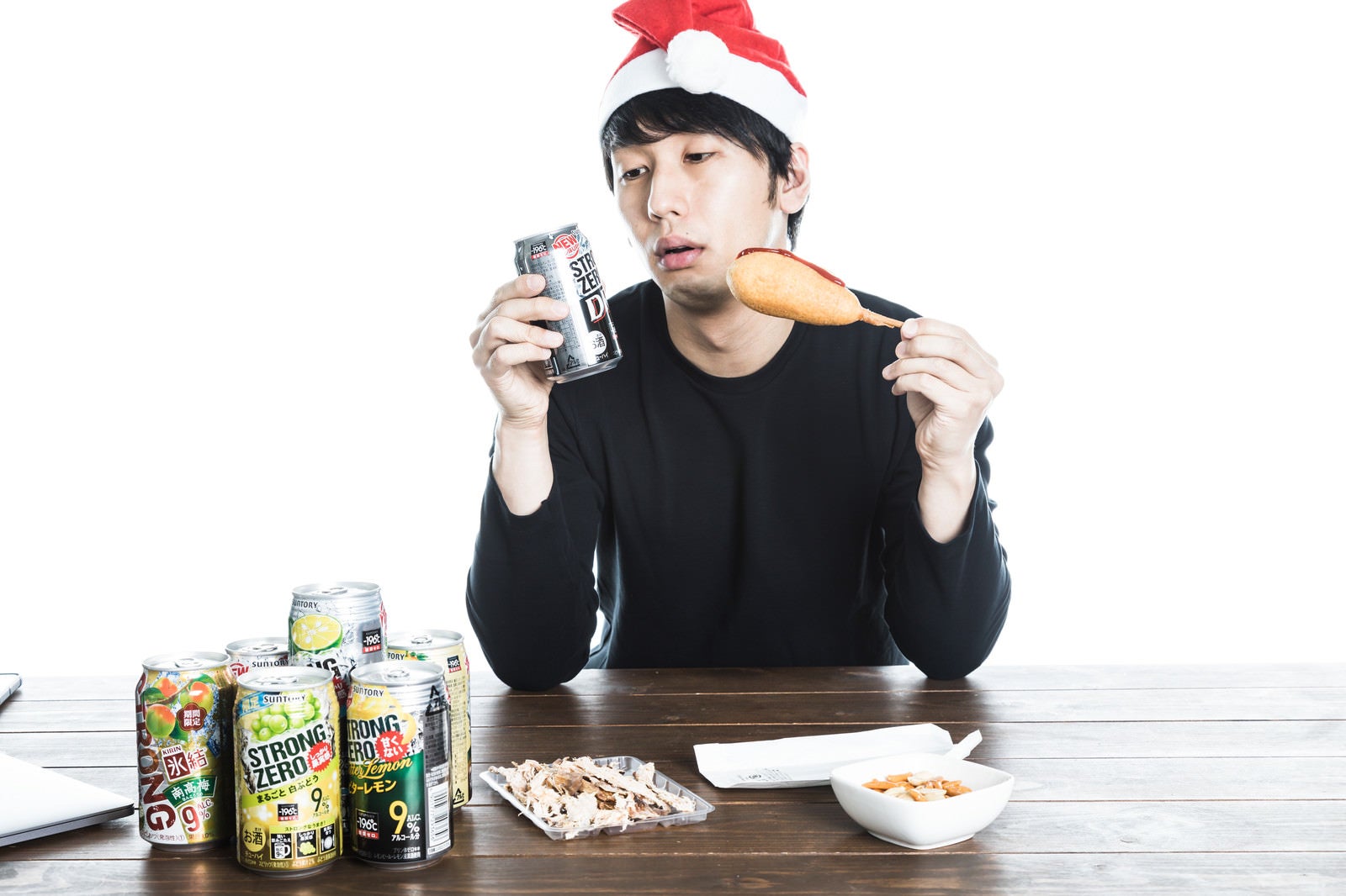 「クリスマスひとり寂しく宅飲みをするぼっち」の写真［モデル：大川竜弥］