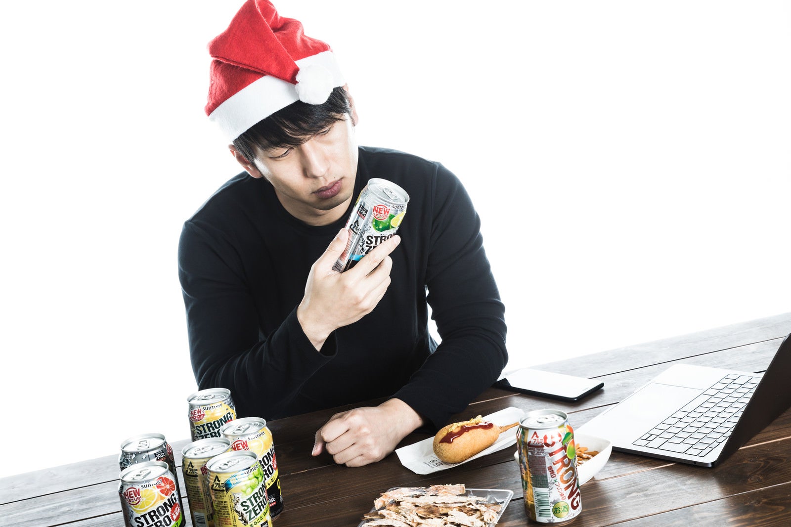 「自分へのクリスマスプレゼントは缶チューハイ」の写真［モデル：大川竜弥］