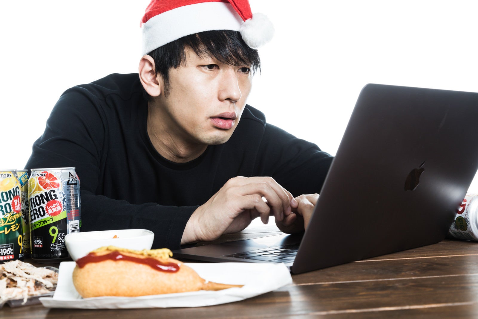 「クリスマスイブに無料サンプル動画を見る男性」の写真［モデル：大川竜弥］