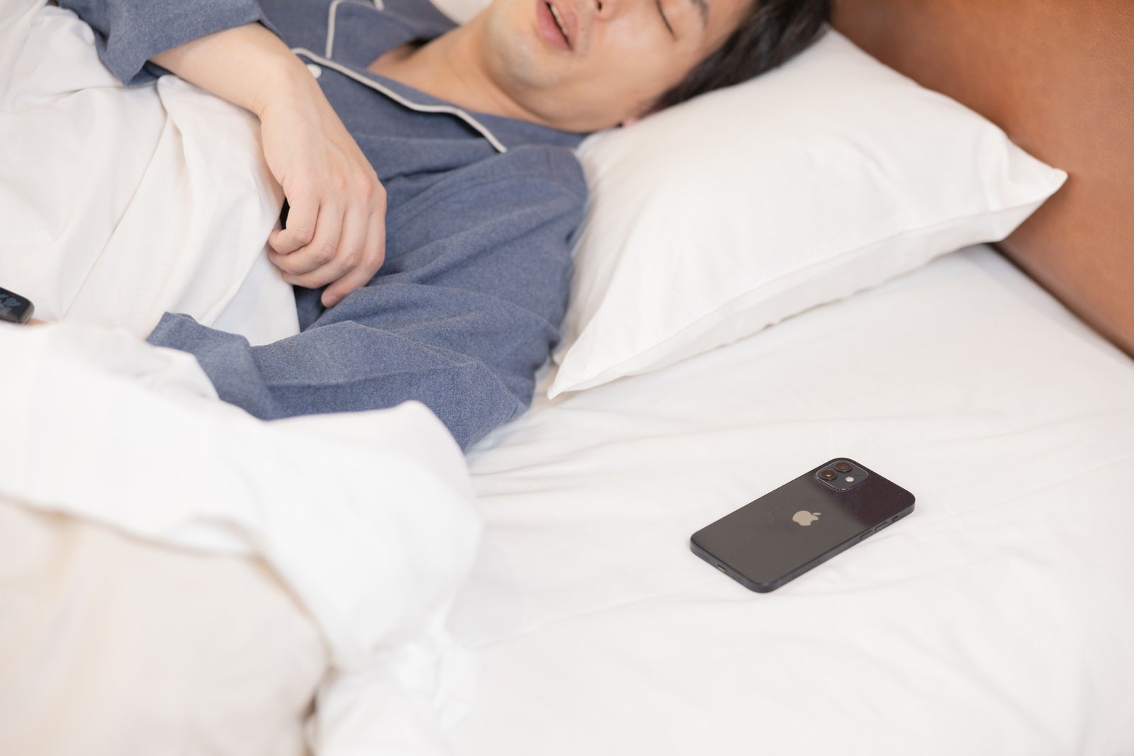 「枕元に置かれたスマートフォン」の写真［モデル：大川竜弥］