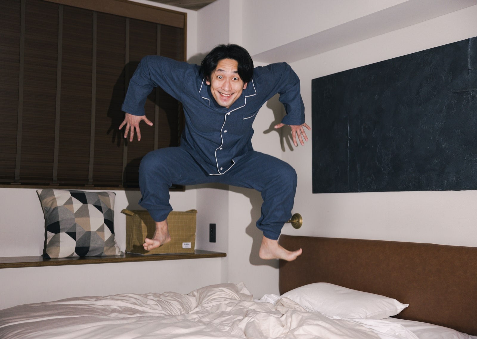 「寝起きのハイテンション」の写真［モデル：大川竜弥］
