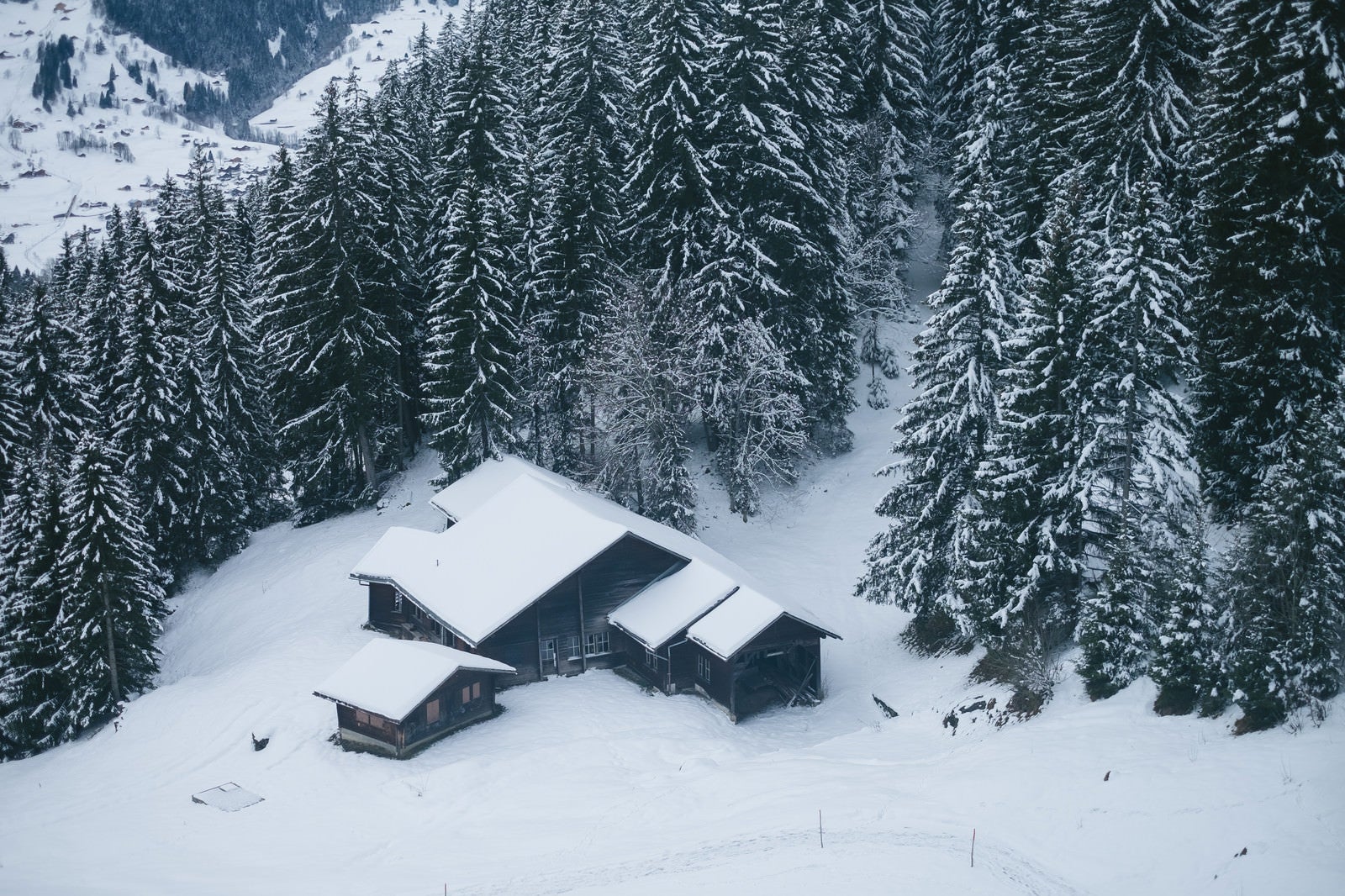 「雪の中の山小屋（スイス）」の写真