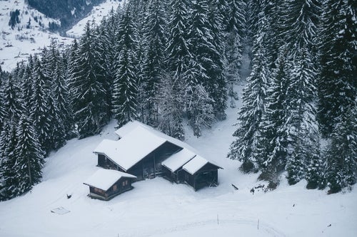 雪の中の山小屋（スイス）の写真