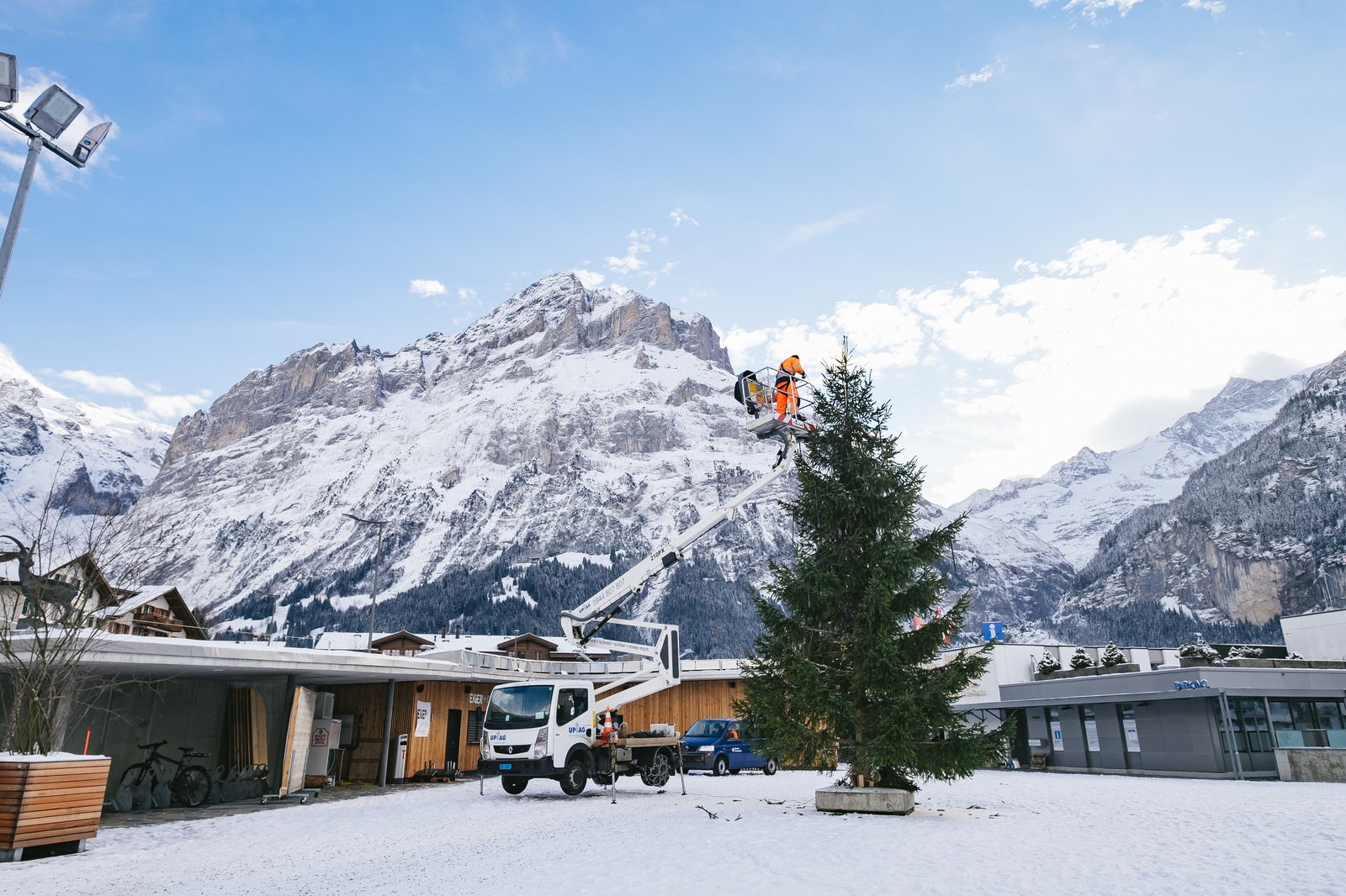 「クリスマスツリーの準備中（スイス）」の写真