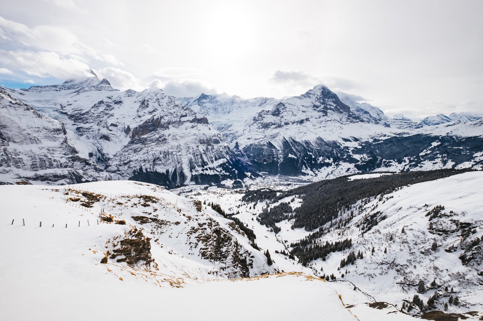 「雪のアルプス山脈（スイス）」の写真