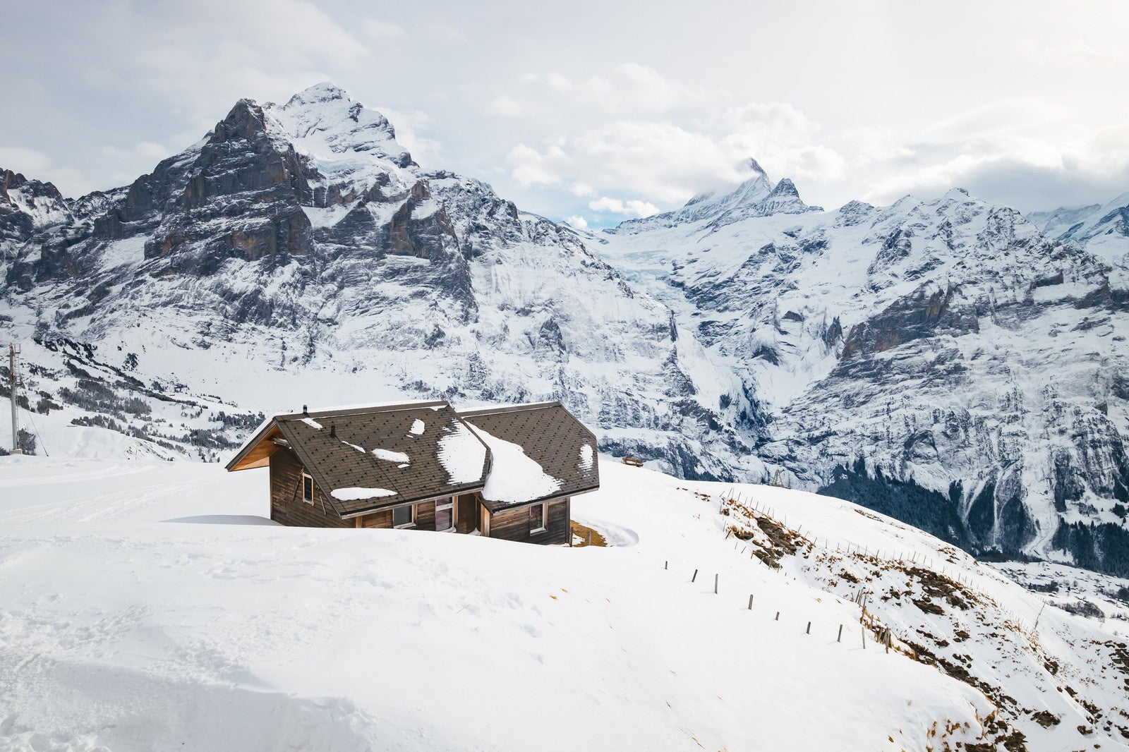 「アルプス山脈の絶景が眺められる山小屋（スイス）」の写真