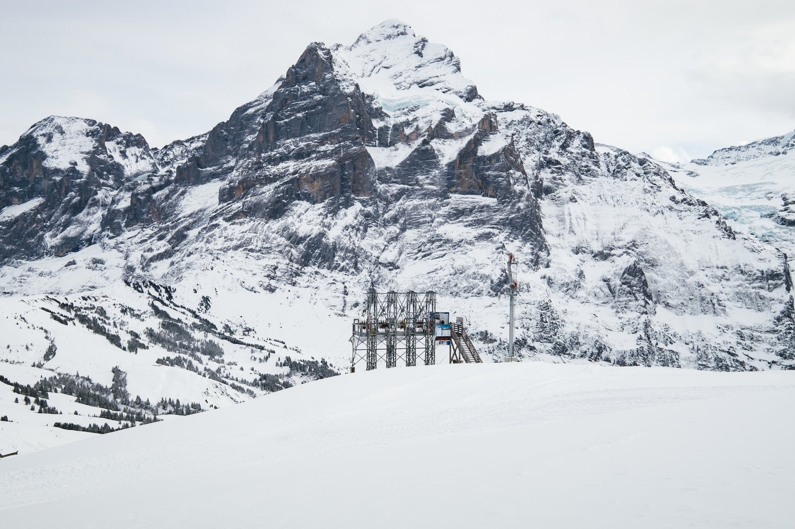 「雪山のゴンドラ設備（スイス）」の写真