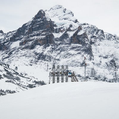 雪山のゴンドラ設備（スイス）の写真