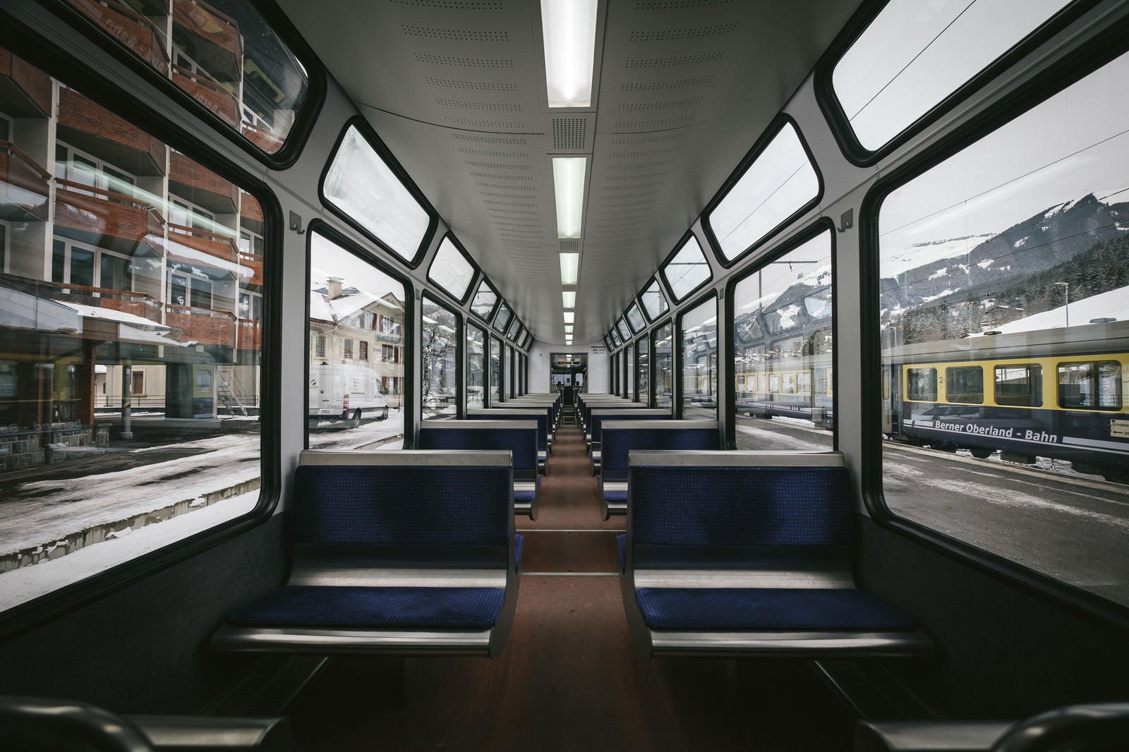 「グリンデルワルトを走行する電車内」の写真