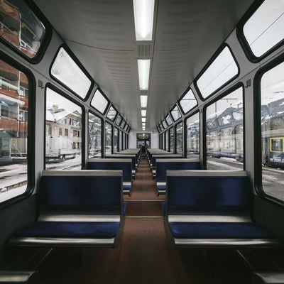 グリンデルワルトを走行する電車内の写真
