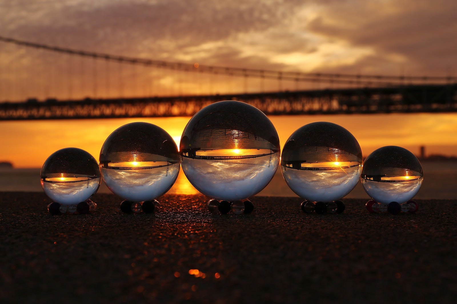 「ガラス玉に反射する橋」の写真