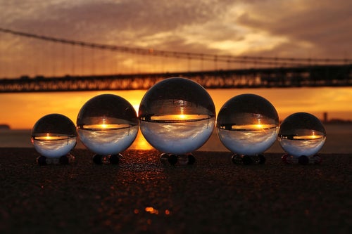 ガラス玉に反射する橋の写真