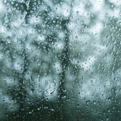 雨が降ってもどガラスが濡れるの写真