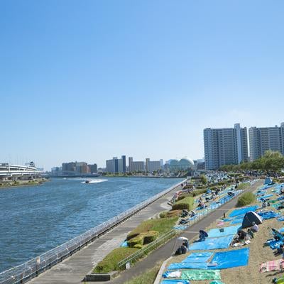 隅田川花火大会当日の汐入公園前の写真