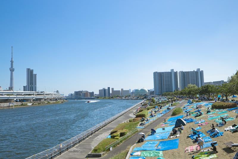 隅田川花火大会当日の汐入公園前の写真