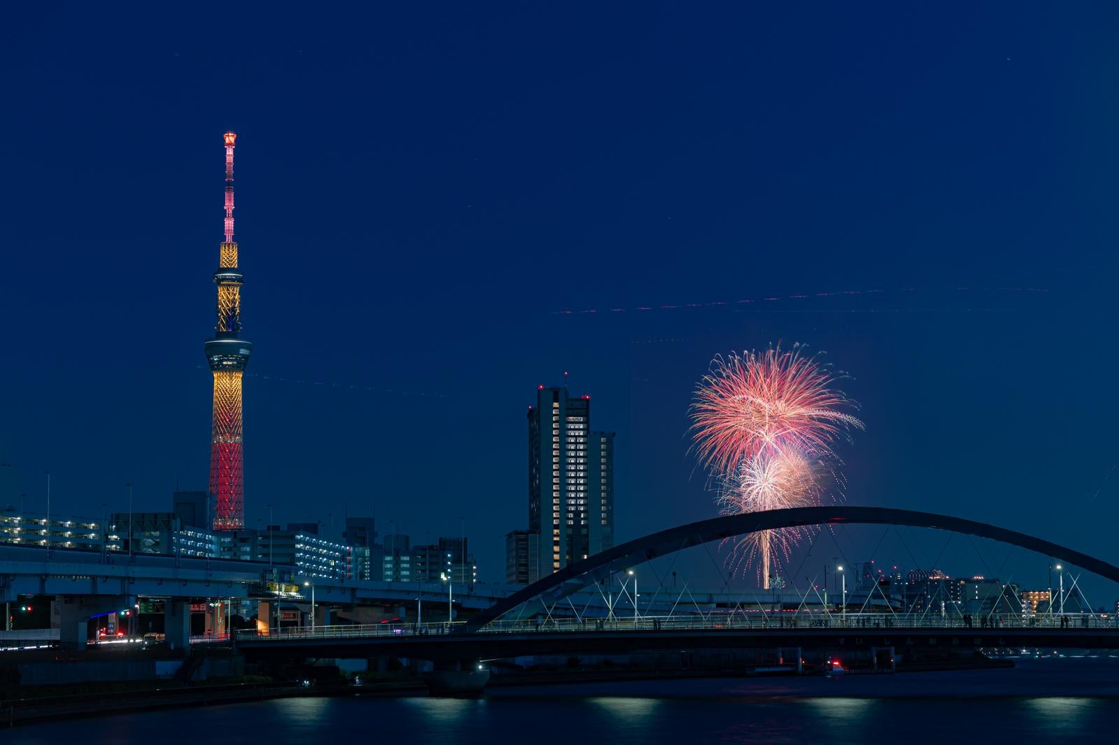 「水神大橋と隅田川花火大会の第一会場」の写真