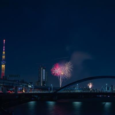 水神大橋を入れた隅田川花火大会の様子の写真