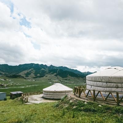 モンゴルの草原地帯に設置された遊牧民の伝統的な住居ゲルの写真