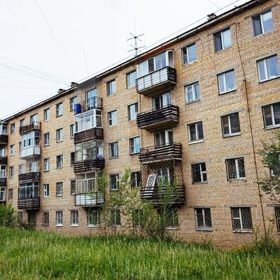 草生い茂る中庭とモンゴルの集合住宅の写真