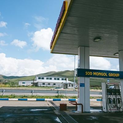 モンゴル郊外のガソリンスタンドと青空の写真