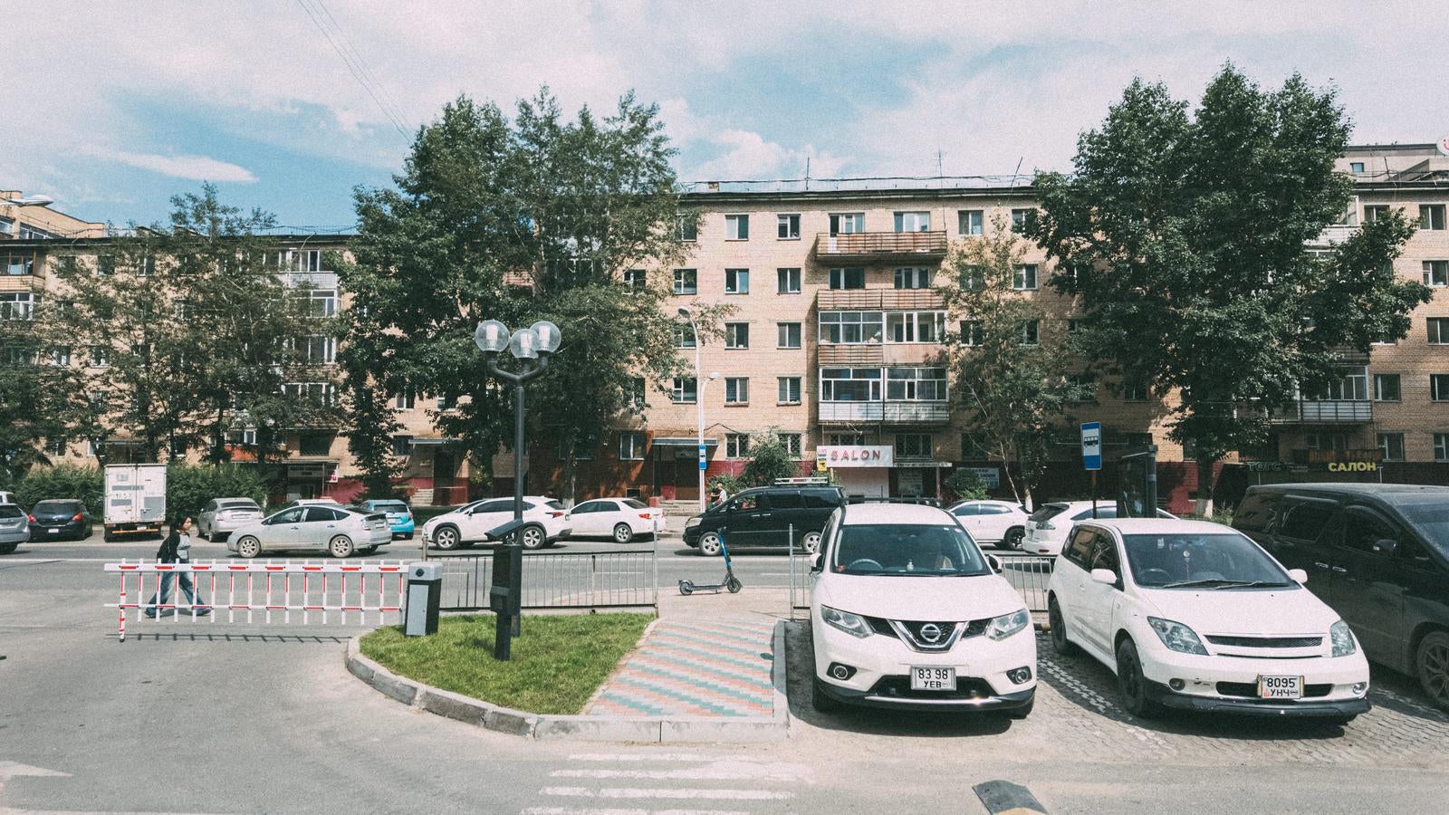 「住宅街の駐車場とモンゴルの日常風景」の写真