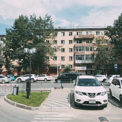 住宅街の駐車場とモンゴルの日常風景の写真