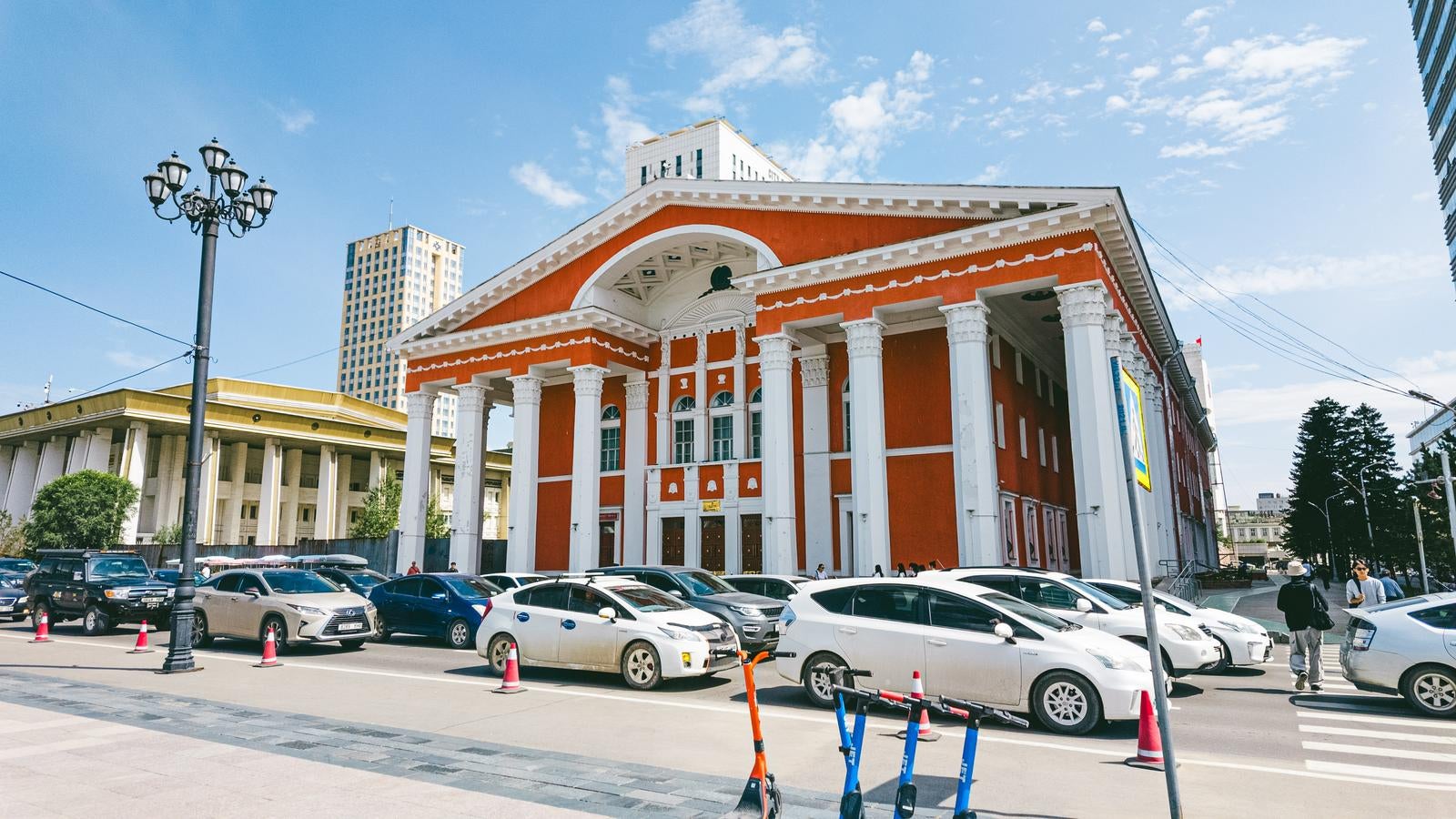 「国立オペラ・バレエ劇場前と渋滞する車」の写真