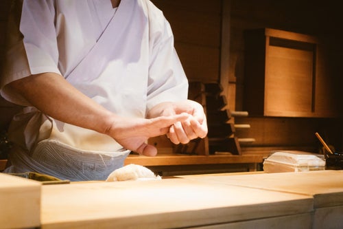 寿司を握る職人の写真