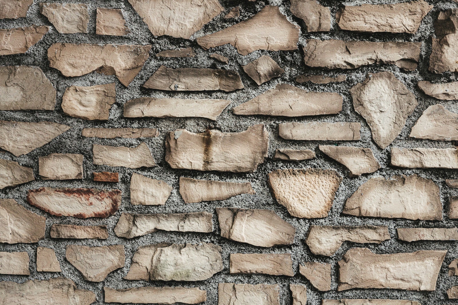 「割れたレンガで造られた壁（テクスチャー）」の写真