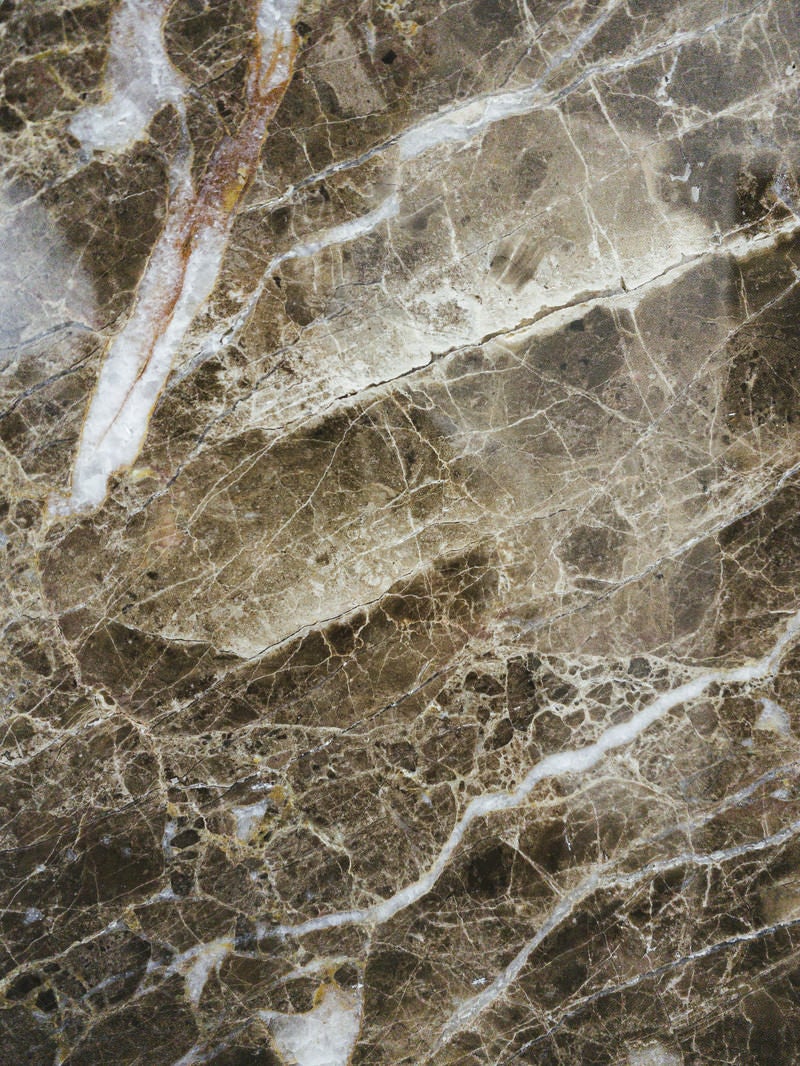 「斜に傷が入った大理石のタイル（テクスチャー）」の写真