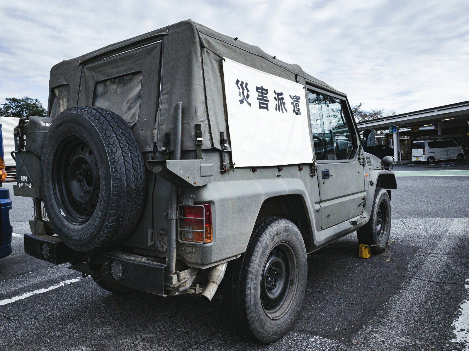 「災害派遣に向かう自衛隊のトラック」の写真