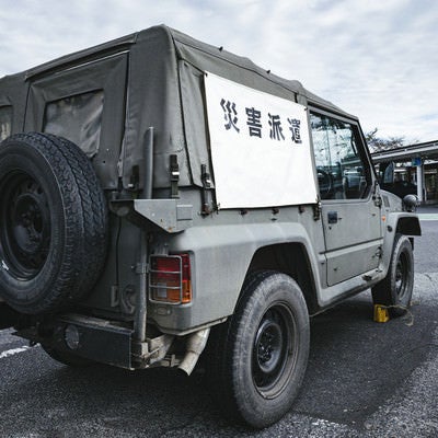 災害派遣に向かう自衛隊のトラックの写真