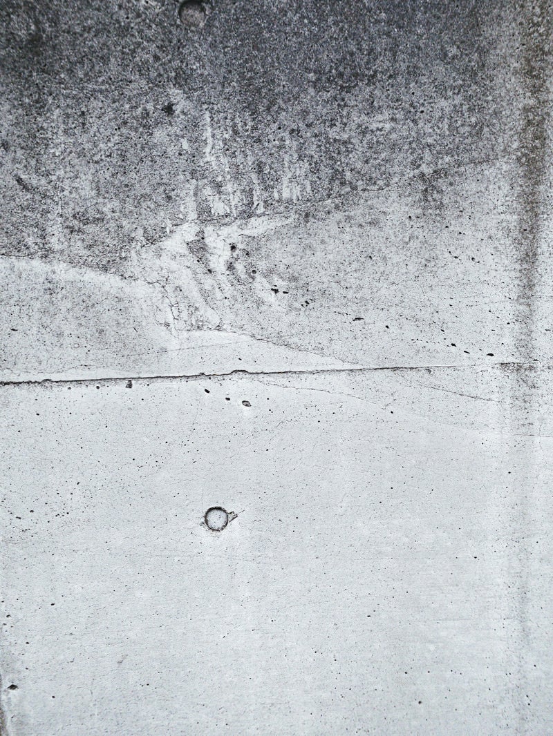 「コンクリートの壁にありがちな丸い凹み（テクスチャー）」の写真