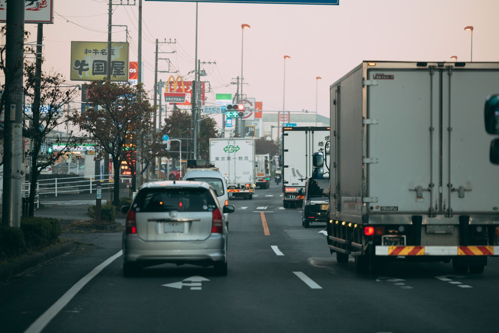 「幹線道路が渋滞する様子」の写真