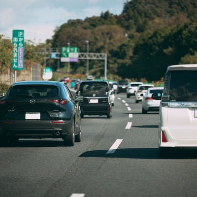 渋滞気味の高速道路の写真