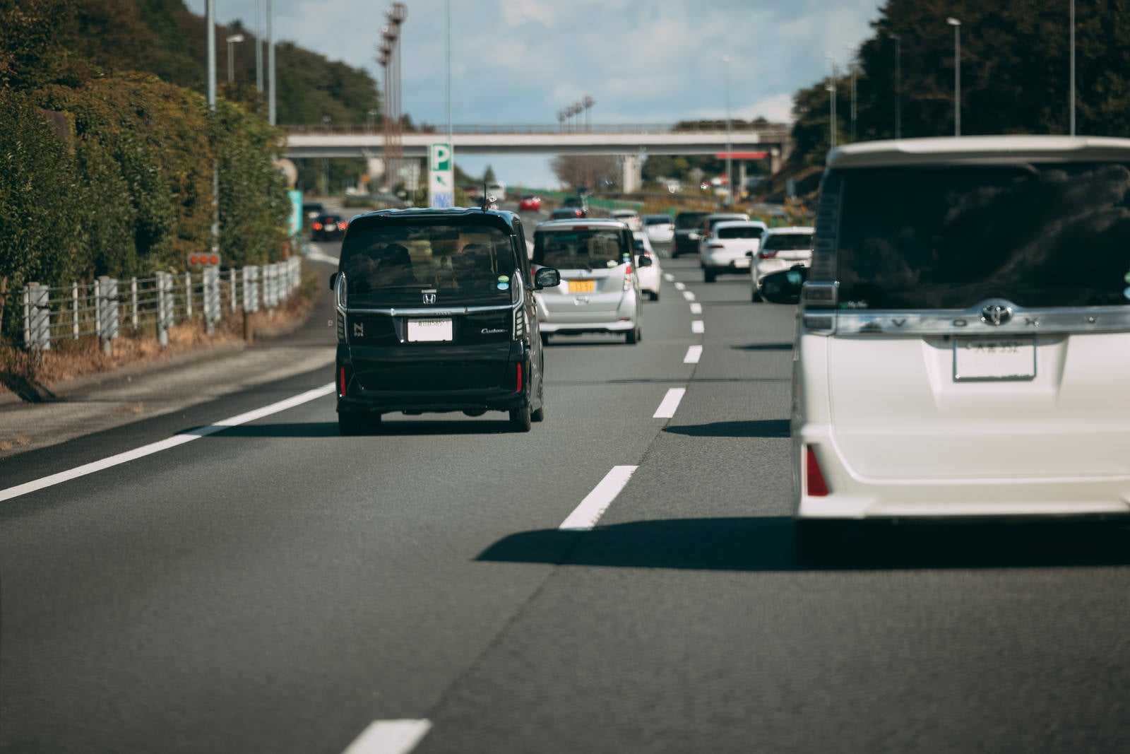「車間距離をとって走る高速道路」の写真